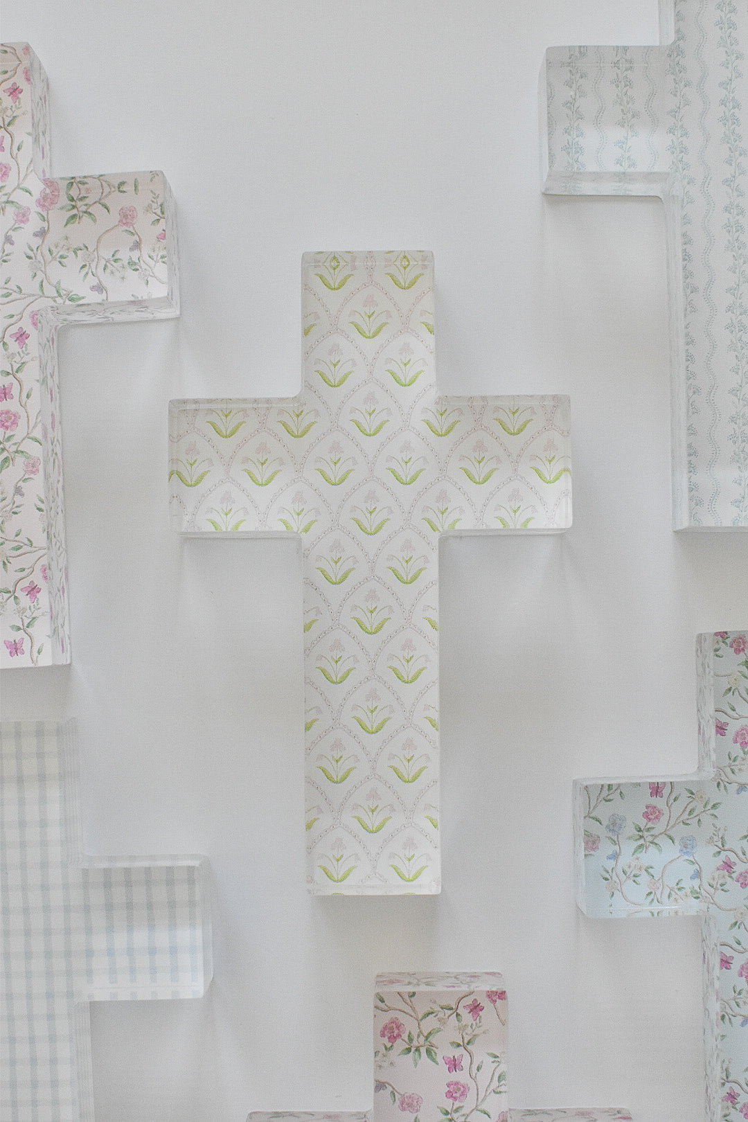 Acrylic Tabletop Cross in Daffodil Scallop